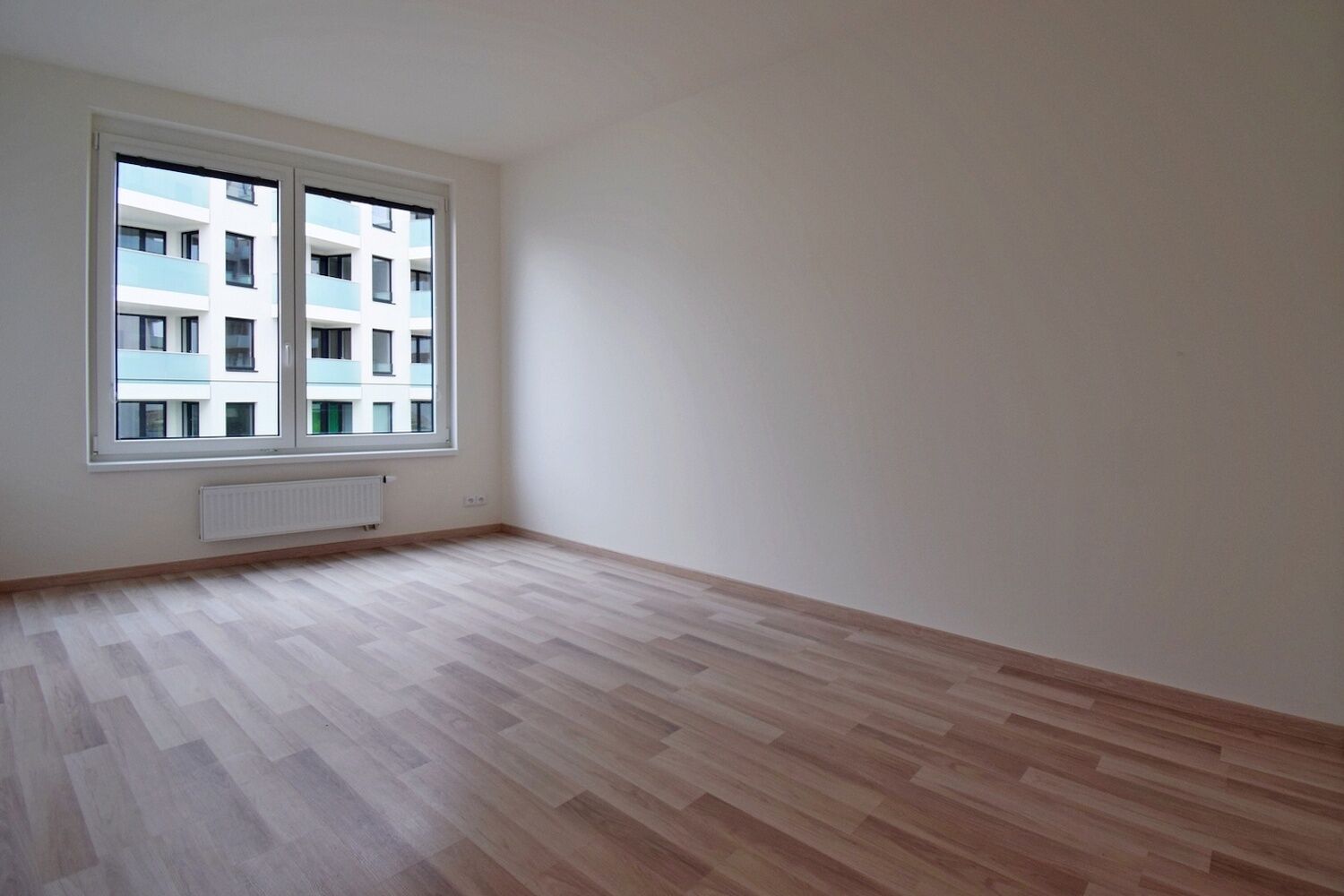 Moderní 2+kk s balkonem a garážovým stáním u metra Stodůlky, Praha 5