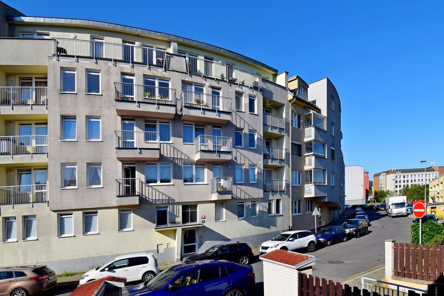 Zařízený 1+kk s terasou a garážovým stáním, Praha 4 - Kunratice