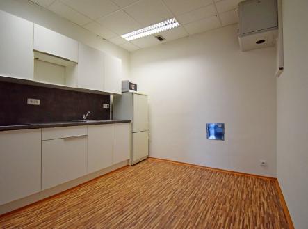 Pronájem - kanceláře, 221 m²