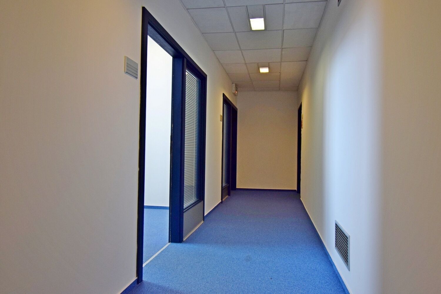 1 kancelář s příslušenstvím 12 m2, Praha 9 - Hloubětín
