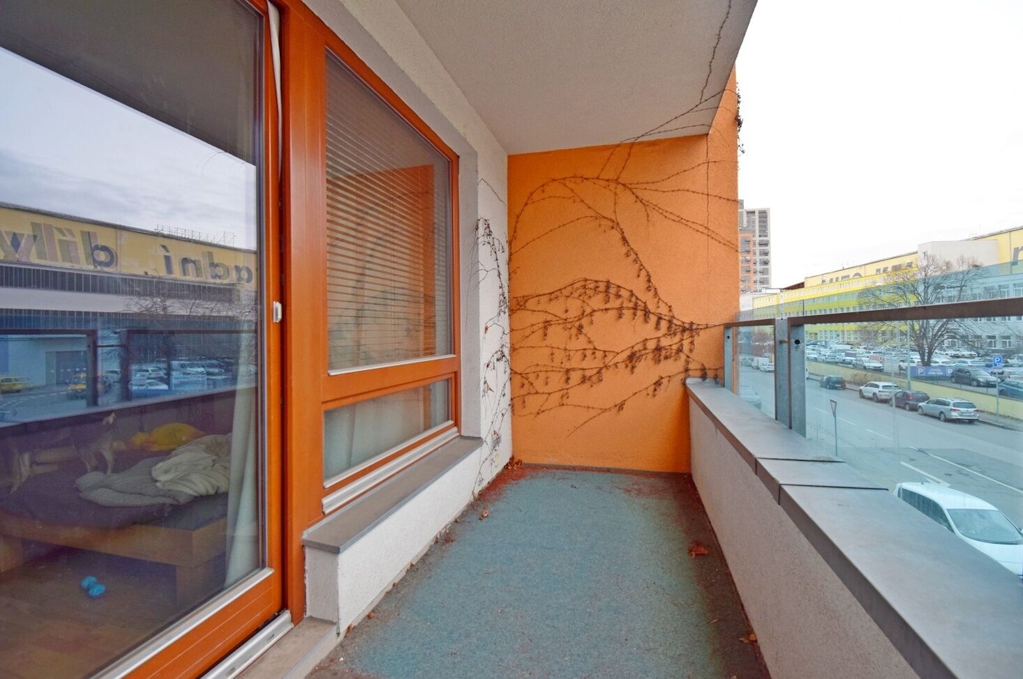 Nezařízený 1+kk s balkonem a garážovým stáním u metra Českomoravská, Praha 9