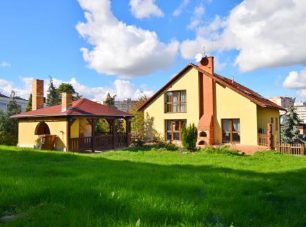 Pronájem - dům/vila, 380 m²