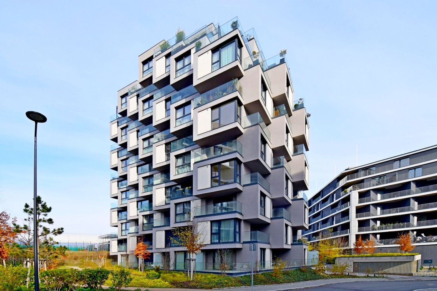 Velmi hezký 2+kk s velkorysým balkonem a garážovým stáním v novostavbě u metra Želivského