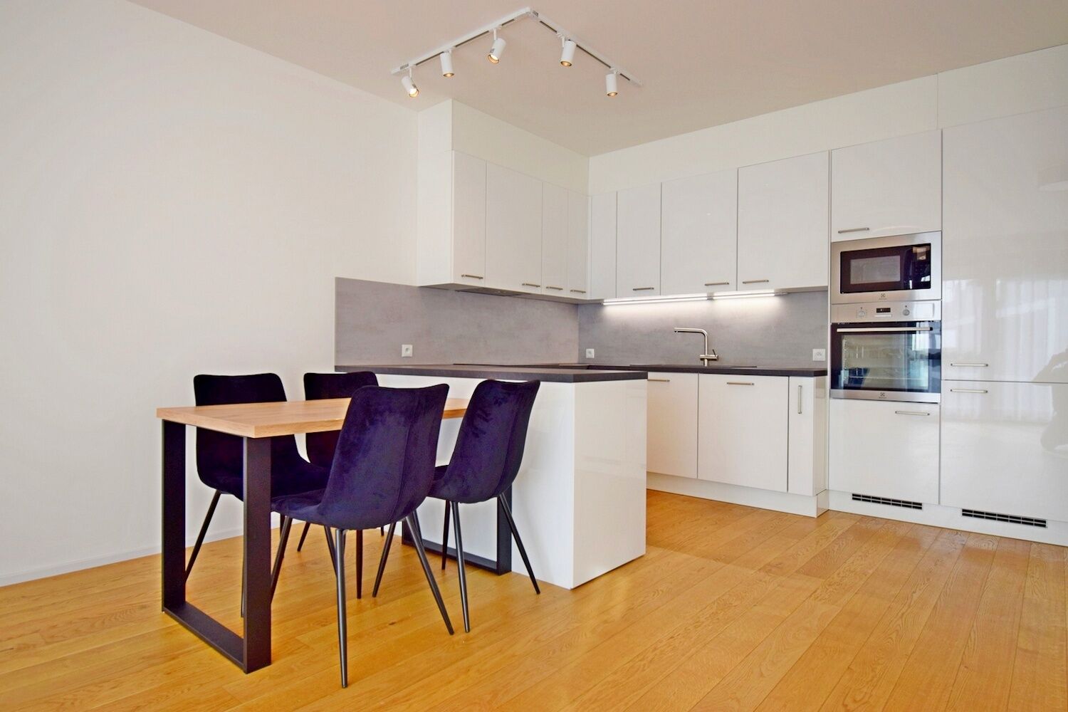 Velmi hezký 2+kk s velkorysým balkonem a garážovým stáním v novostavbě u metra Želivského