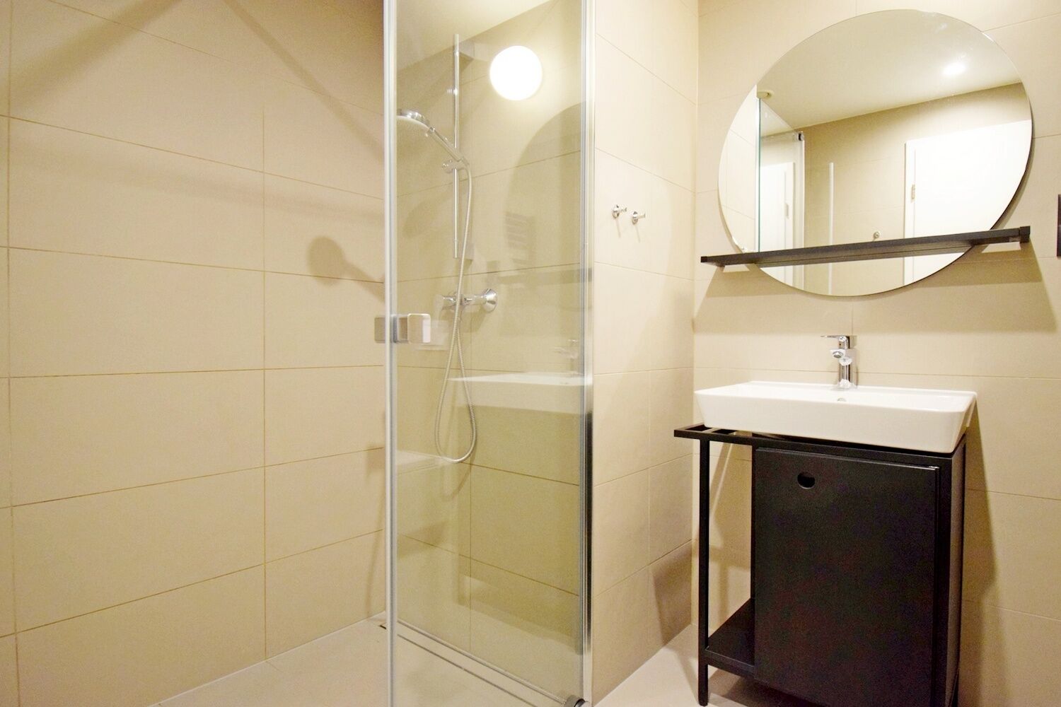 Velmi hezký 2+kk s velkorysým balkonem a garážovým stáním v novostavbě u metra Želivského