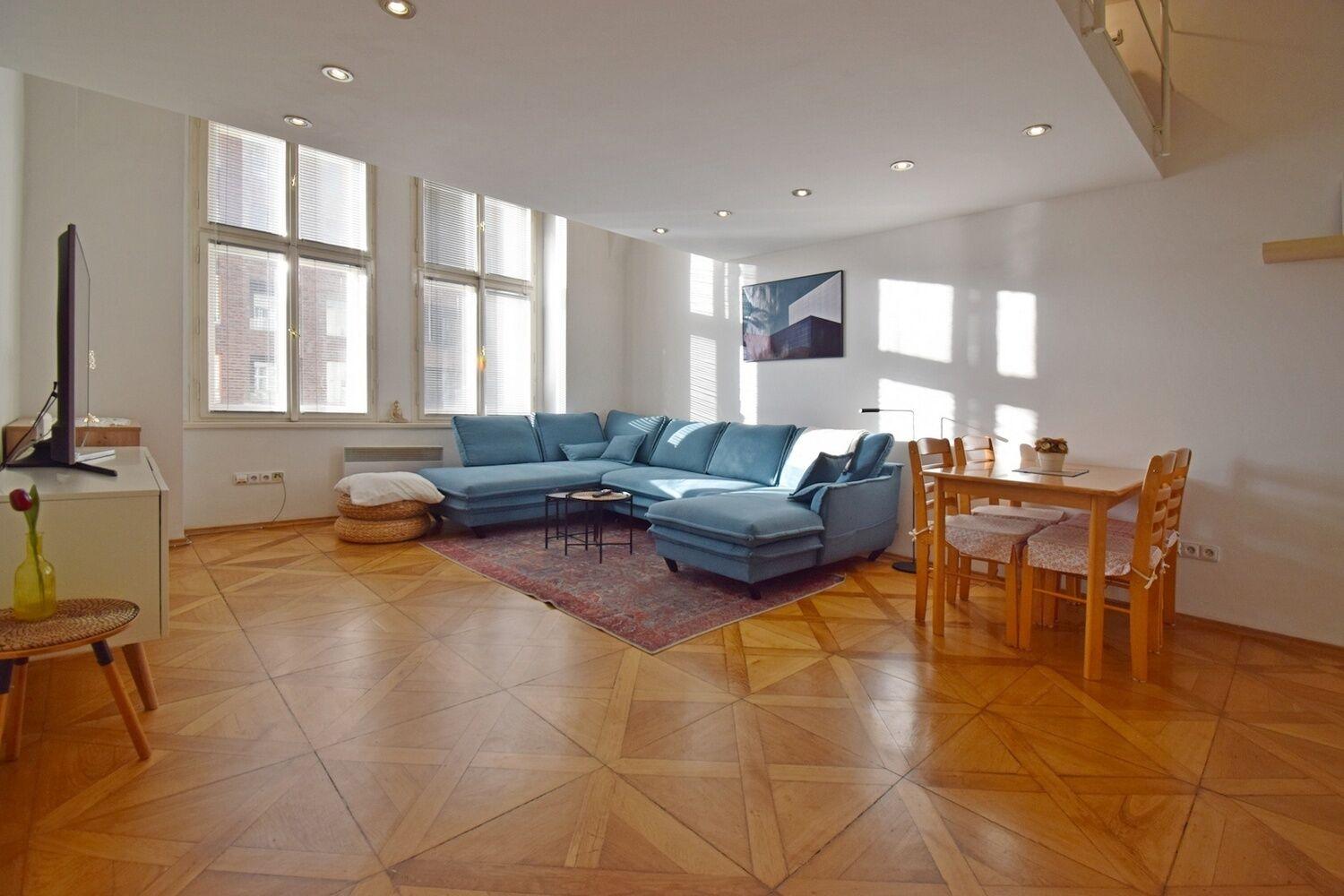 Kompletně zařízený 1+1 s patrem na spaní u metra Anděl, Praha 5