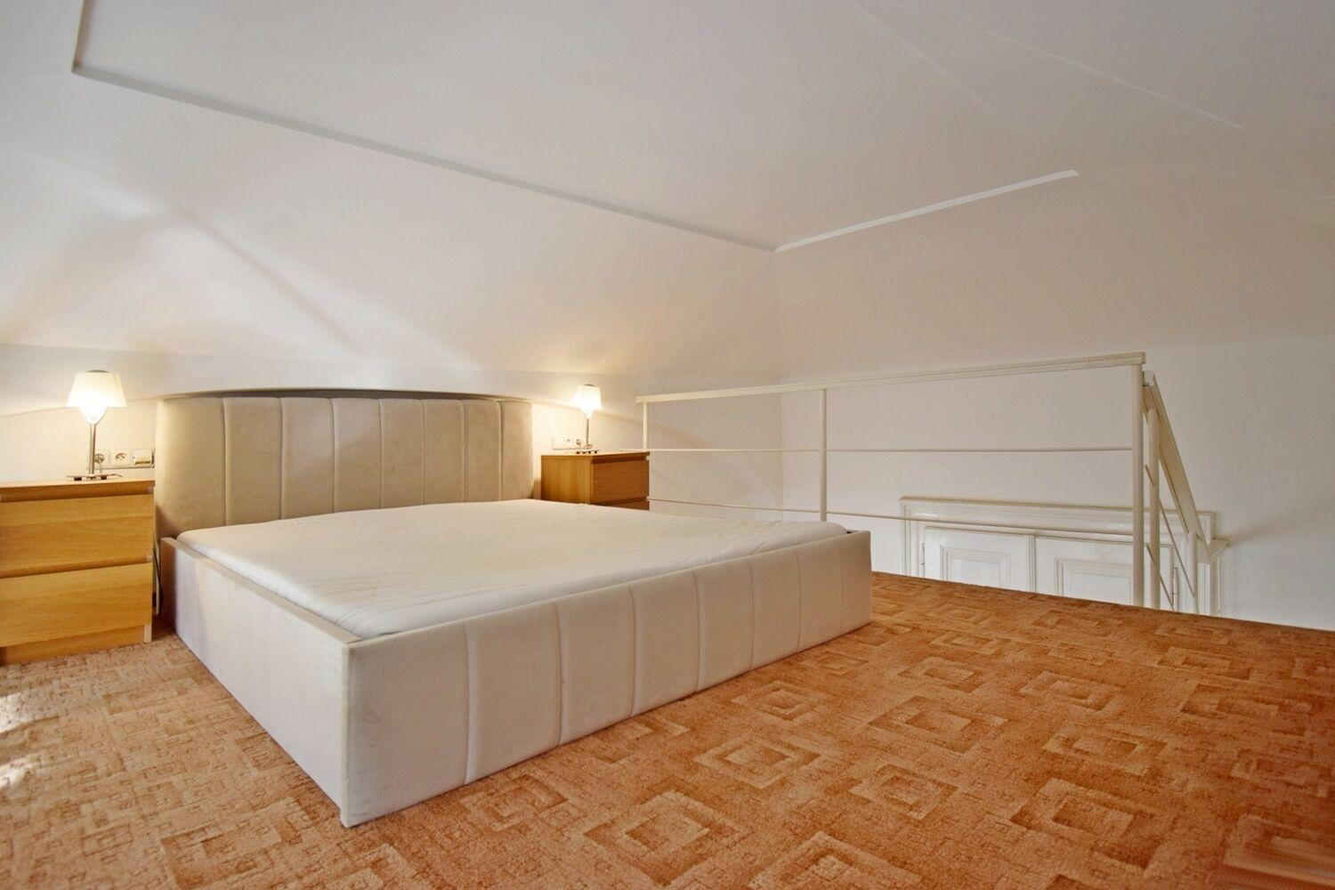 Kompletně zařízený 1+1 s patrem na spaní u metra Anděl, Praha 5