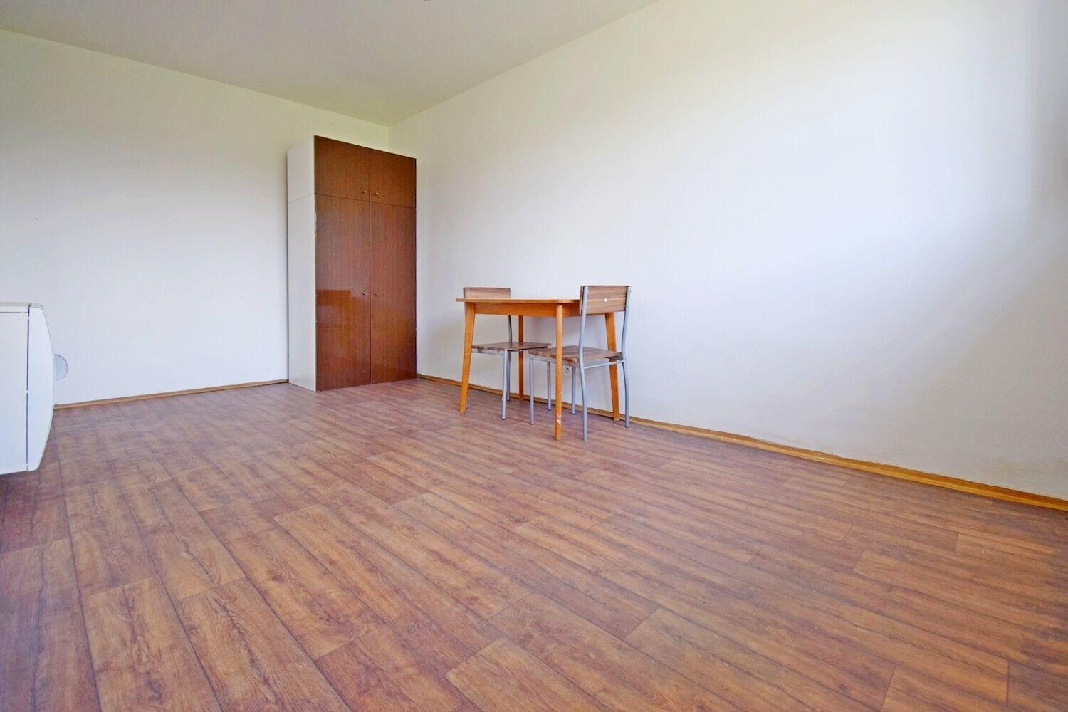 Částečně zařízený 1+1 v RD u metra Skalka, Praha 10