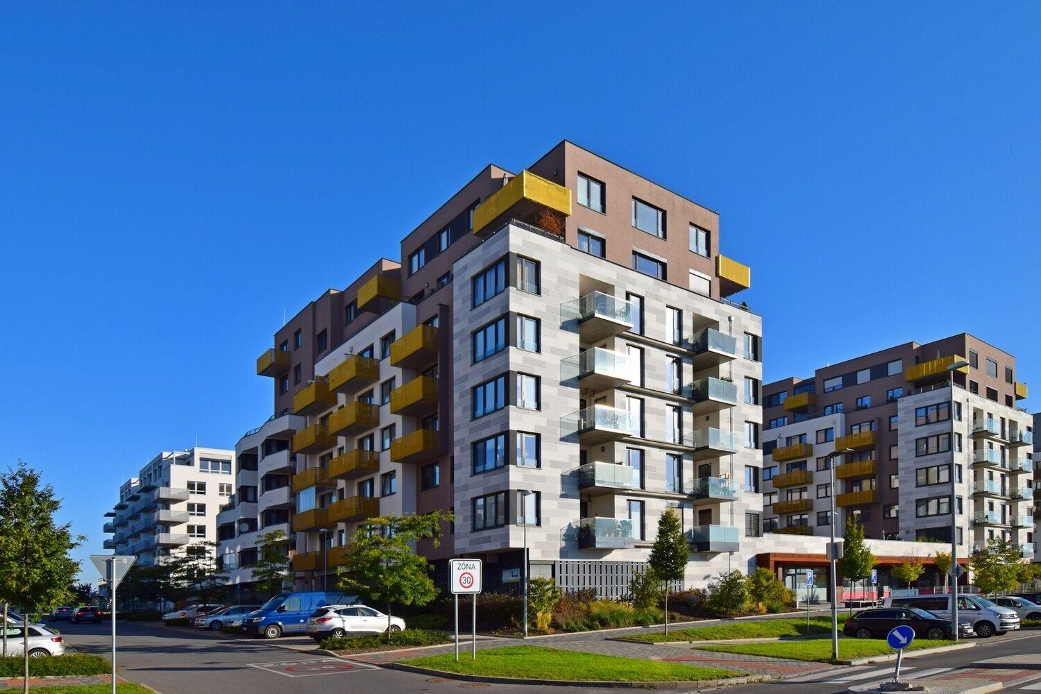 Moderní 2+kk s balkonem 45 m2 a garáží v novostavbě, Praha 10