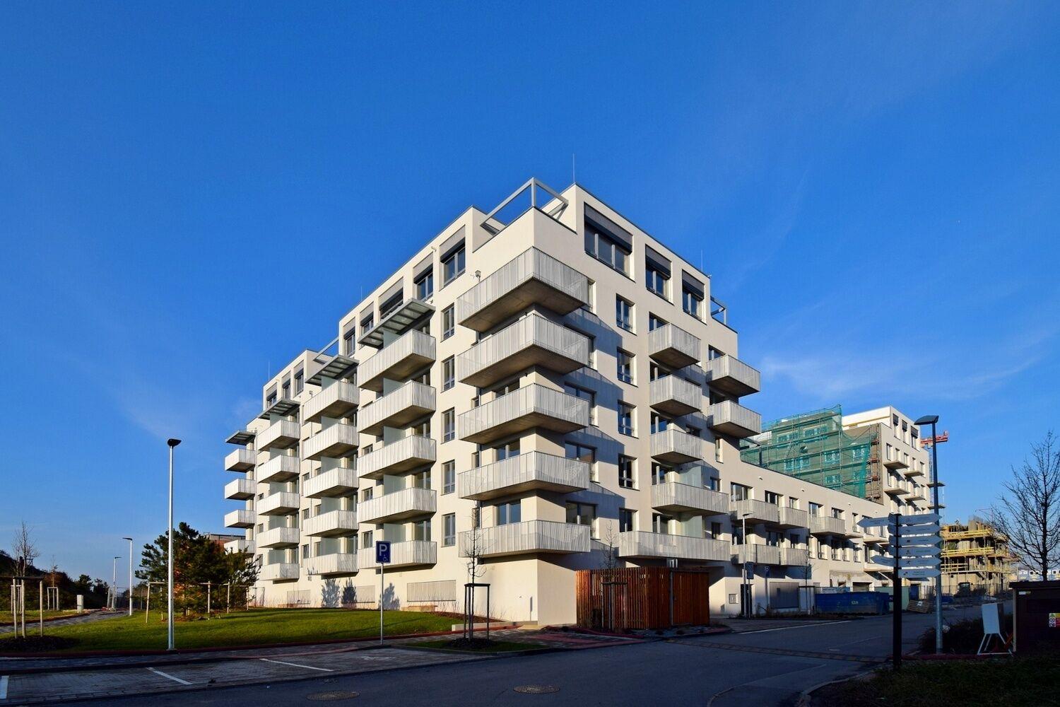 Moderní 2+kk s balkonem 45 m2 a garáží v novostavbě, Praha 10