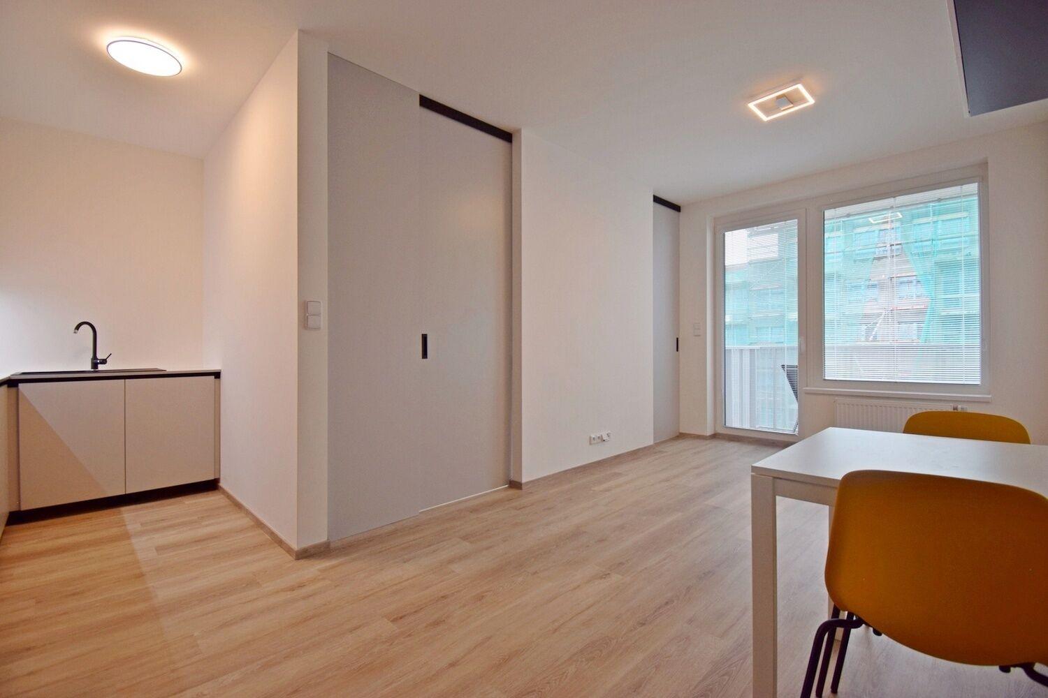Moderní 2+kk s balkonem 45 m2 a garáží v novostavbě, Praha 10