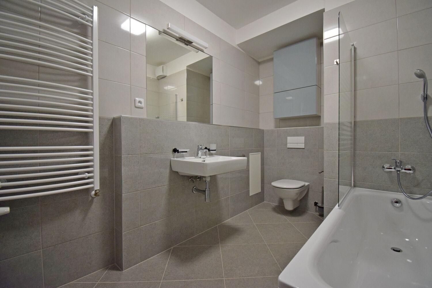 Moderní 2+kk 49 m2 s balkonem a garáží v novostavbě, Praha 10