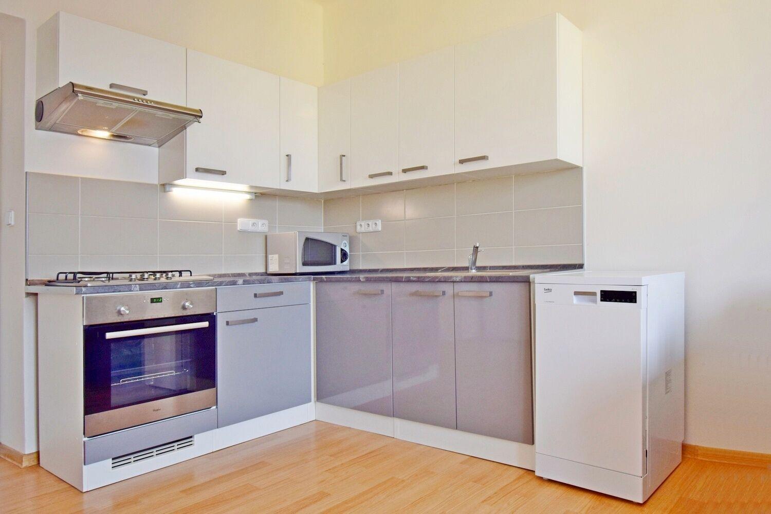 Krásný byt 2+kk, 50 m2 v cihlovém domě u metra Strašnická, Praha 10