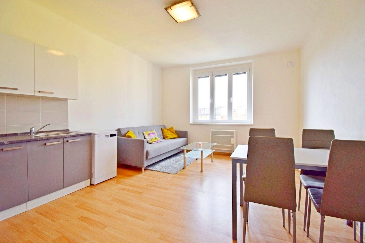 Krásný byt 2+kk, 50 m2 v cihlovém domě u metra Strašnická, Praha 10