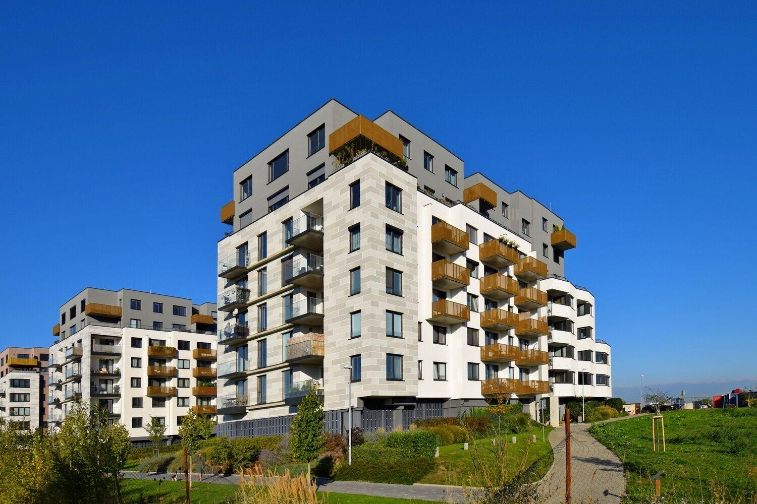 Moderní 2+kk s balkonem 60 m2 a gar. stáním v novostavbě, Praha 10