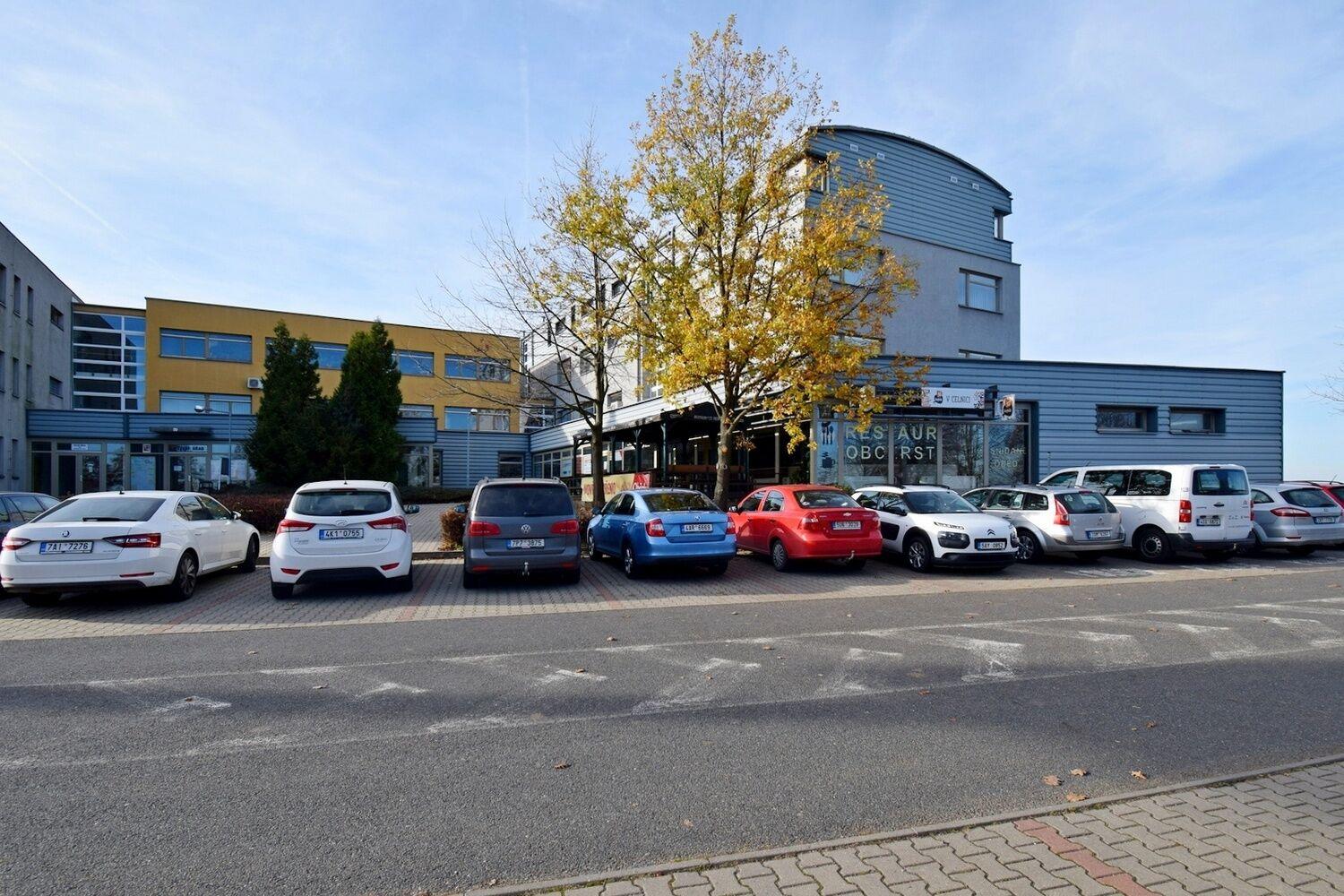 Prostorná kancelář v administrativní budově na okraji Prahy