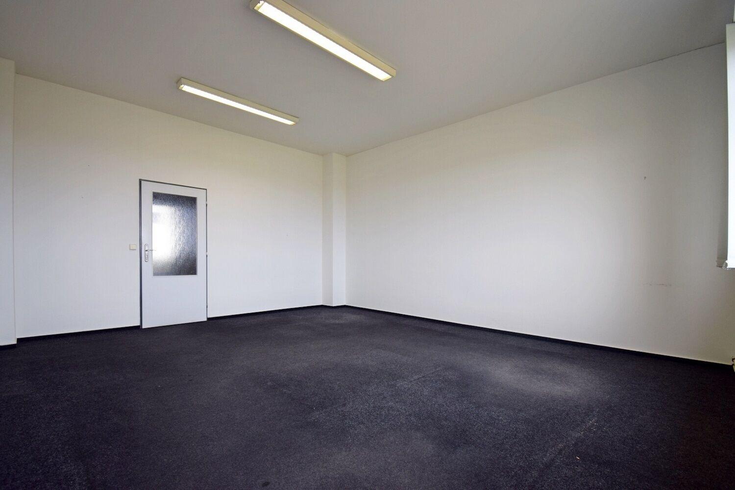 Prostorná kancelář v administrativní budově na okraji Prahy