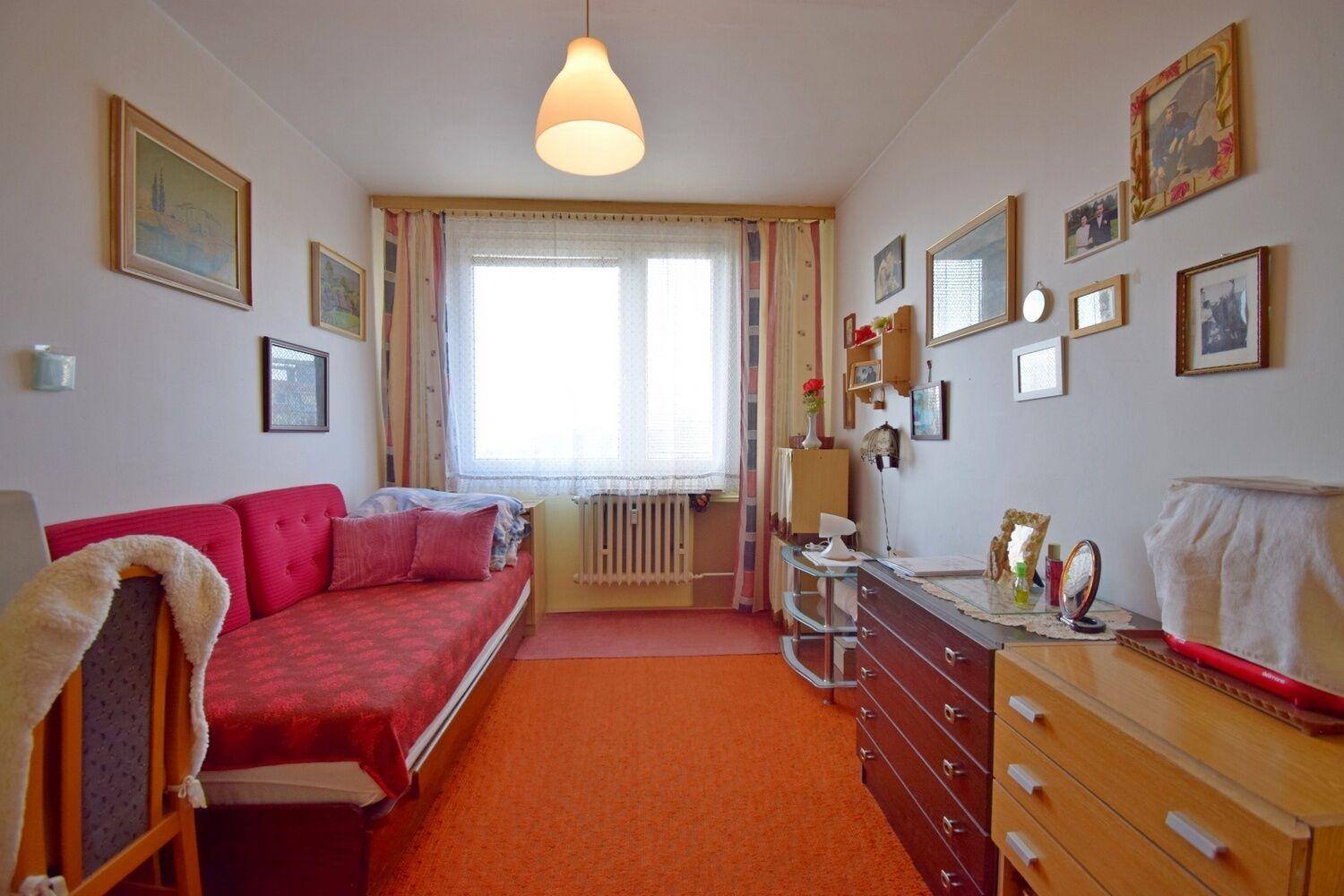 Panelový 2+kk, 47 m2, u metra Ládví, P-8 Kobylisy