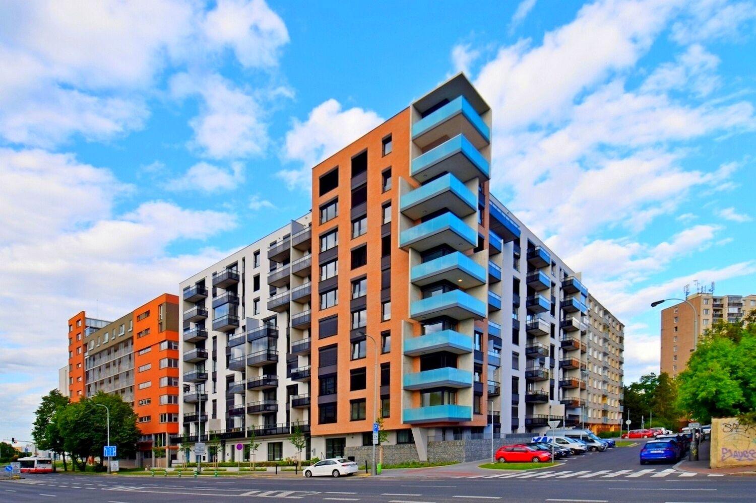 Atraktivní 2+kk s balkonem a garážovým stáním, Praha 4 –Kamýk