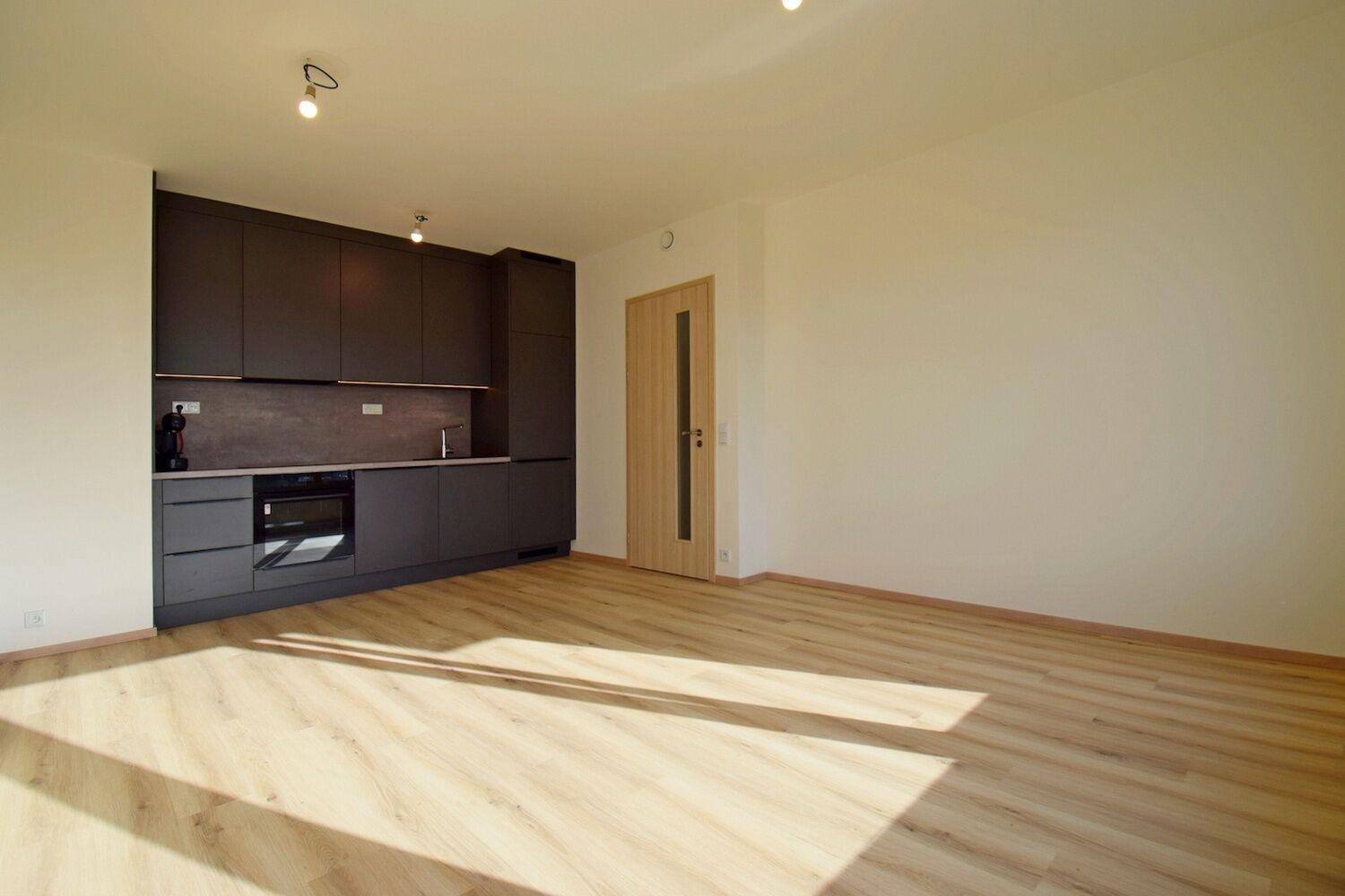 Atraktivní 2+kk s balkonem a garážovým stáním, Praha 4 –Kamýk