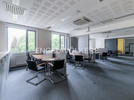 Pronájem - kanceláře, 358 m²