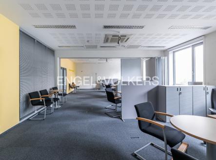 Pronájem - kanceláře, 358 m²
