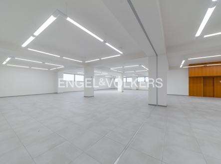 Pronájem - obchodní prostor, 1 680 m²