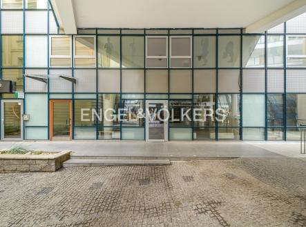 Pronájem - obchodní prostor, 376 m² obrázek