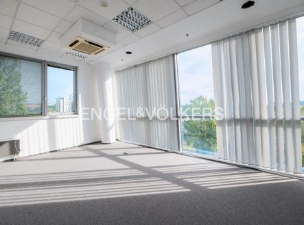 Pronájem - kanceláře, 3 409 m²