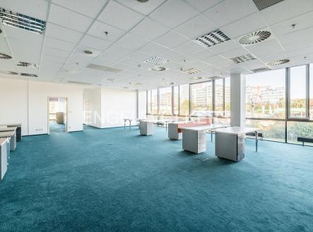 Pronájem - kanceláře, 686 m²