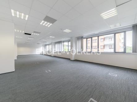 Pronájem - kanceláře, 868 m²