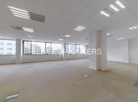 Pronájem - kanceláře, 450 m²