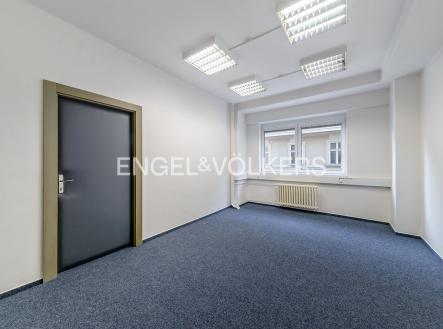 Pronájem - kanceláře, 221 m²