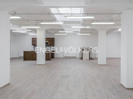 Pronájem - kanceláře, 438 m²