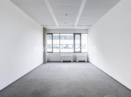 Pronájem - kanceláře, 606 m²
