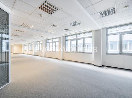 Pronájem - kanceláře, 281 m²
