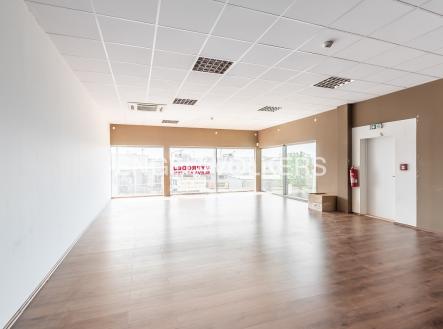 32 | Pronájem - obchodní prostor, 268 m²