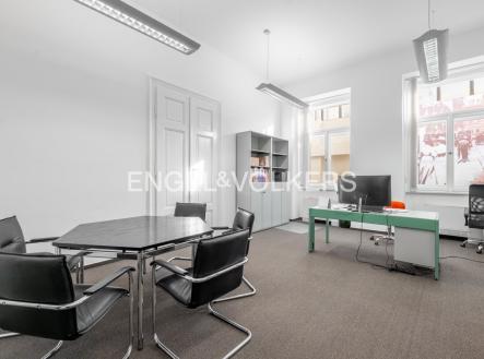 4 | Pronájem - kanceláře, 594 m²