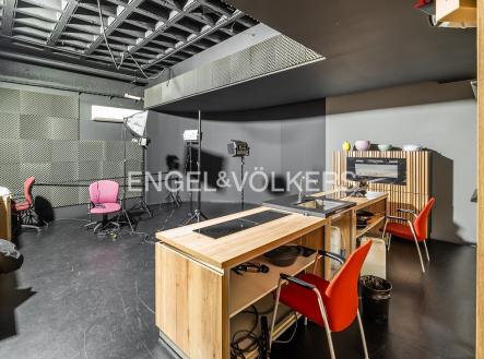4 | Pronájem - kanceláře, 678 m²