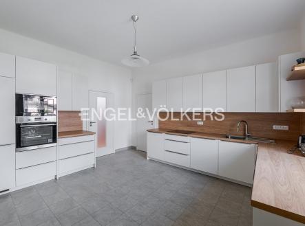 4 | Pronájem - dům/vila, 255 m²