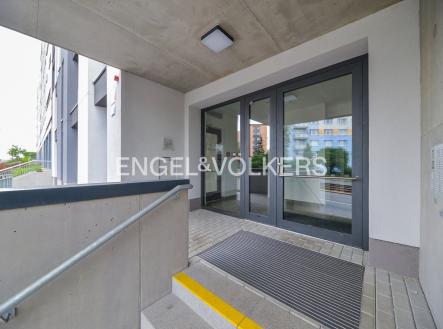 2 | Pronájem - obchodní prostor, 216 m²