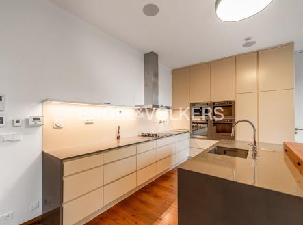 2 | Pronájem - dům/vila, 540 m²