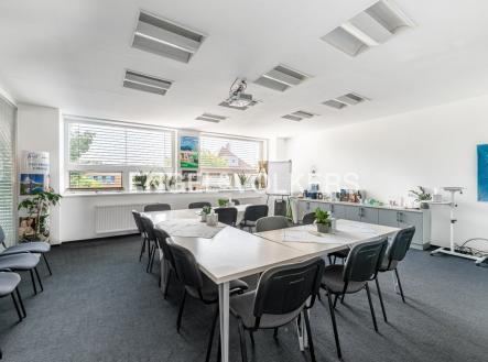 4 | Pronájem - kanceláře, 252 m²