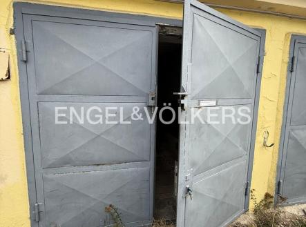 543f4a40-552f-48d3-b709-2551aa4fce7f | Pronájem - malý objekt/garáž