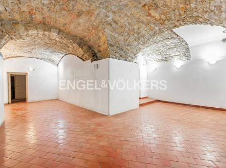 2 (1) | Prodej - kanceláře, 152 m²