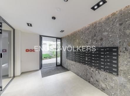 4_Hlavní vstup - schránky | Prodej bytu, 1+kk, 31 m²