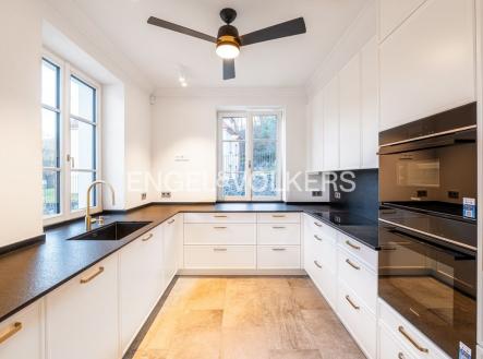 2 (2) | Pronájem - dům/vila, 253 m²