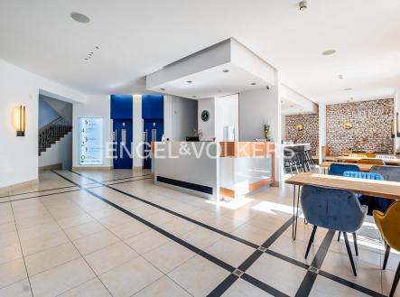 P1089122_web | Pronájem - kanceláře, 57 m²