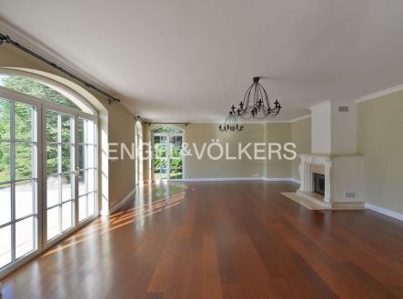 2 | Pronájem - dům/vila, 600 m²