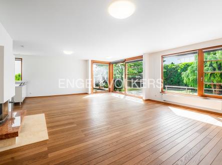 1 (2) | Pronájem - dům/vila, 350 m²